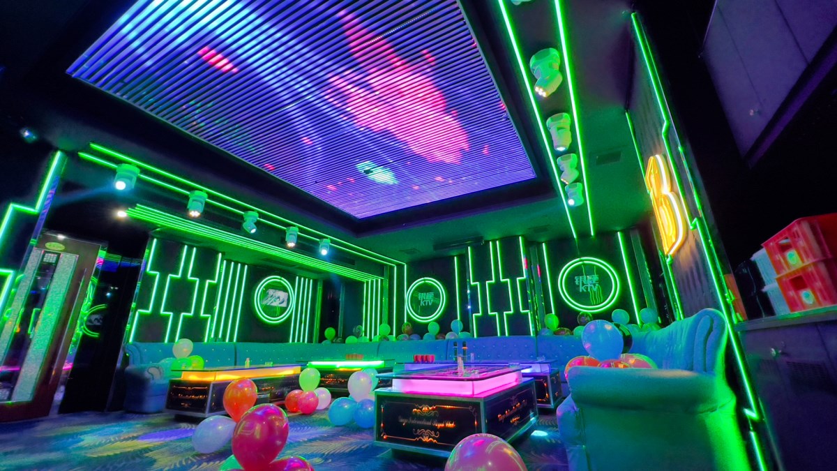 六安市白金漢宮商務(wù)夜總會(huì)KTV